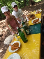 Eine gedeckte Tafel lädt im Weinberg zum Verweilen ein